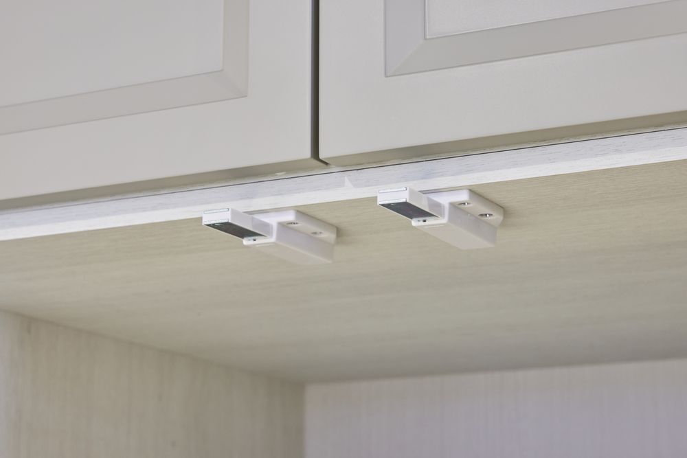 2 piezas de cierres magnéticos a presión de alta calidad, incl. contraplaca, superficie: blanca, 38 mm (1-1/2"), ML-80W. Abridor de puertas push-to-open para puertas de muebles, puertas de armarios y mucho más, de Sugatsune / LAMP® (Japón) - Imagen 2