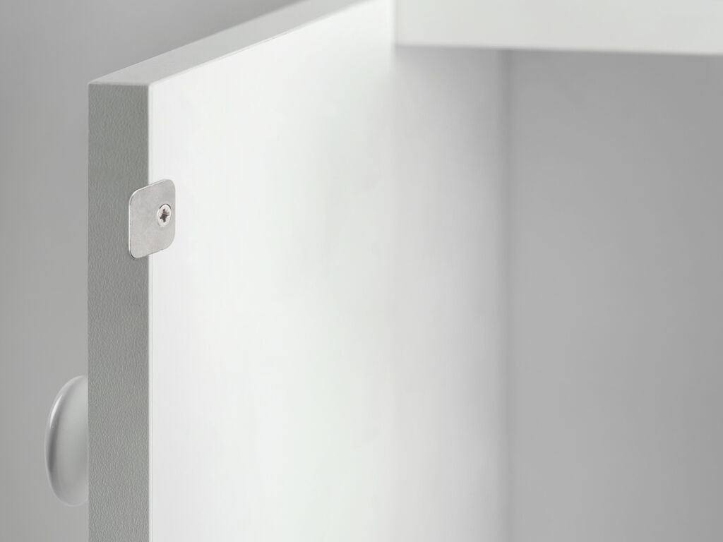 Contraplaca cuadrada de 10 piezas con orificio descentrado, superficie: niquelada, 20 mm (25/32"), 1050007. contraparte con perforación desplazada lateralmente para cierres magnéticos, push-to-open y mucho más, de EMUCA - Imagen 3