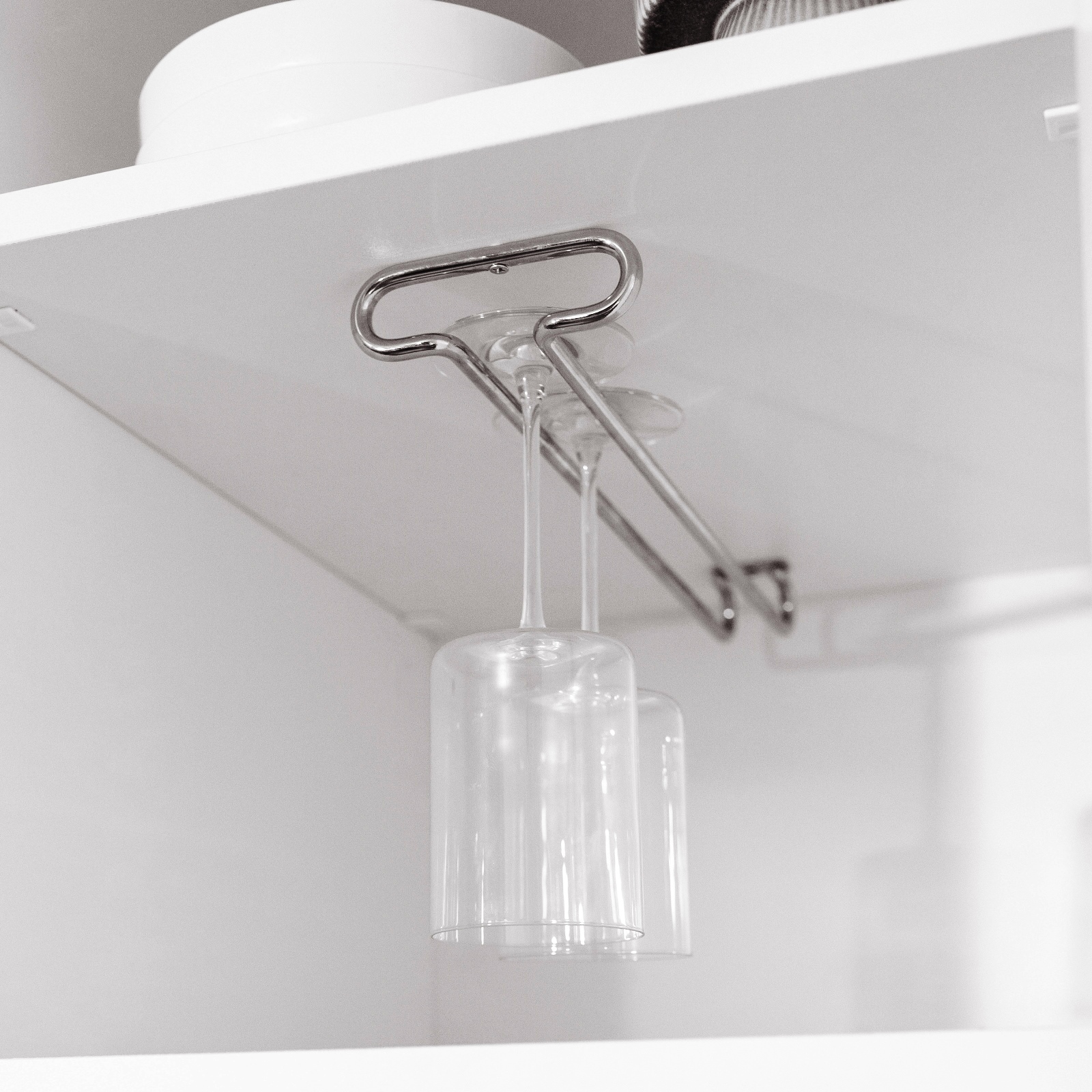 Soporte para copas de vino de alta calidad, de acero, superficie: cromado, 410 mm (16-9/64"), 8930111. Práctico colgador de vasos para copas de vino, copas de champán, copas de cóctel, copas de coñac, copas y mucho más, de EMUCA - Imagen 7